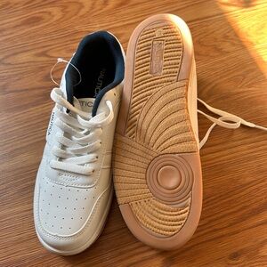NWOT / BOYS SIZE 5 / NAUTICA SNEAKERS